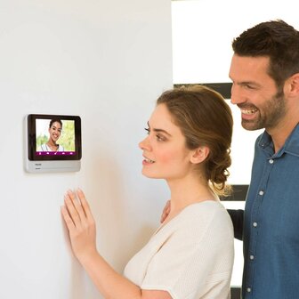 Philips WelcomeEye touch intercom met camera DES 9700 VDP monitor aan muur bevestigd
