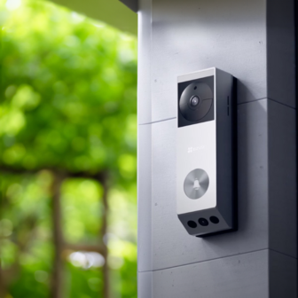 Ezviz EP3x Pro slimme videodeurbel op batterijen met zonnepaneel 2K aan muur