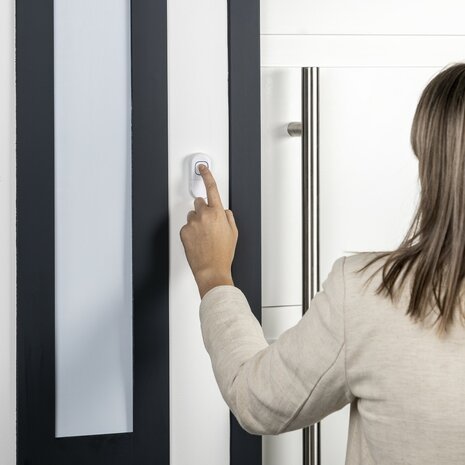 Byron DBY-24721 draadloze deurbel set volledig op batterijen wit beldrukker aan kozijn